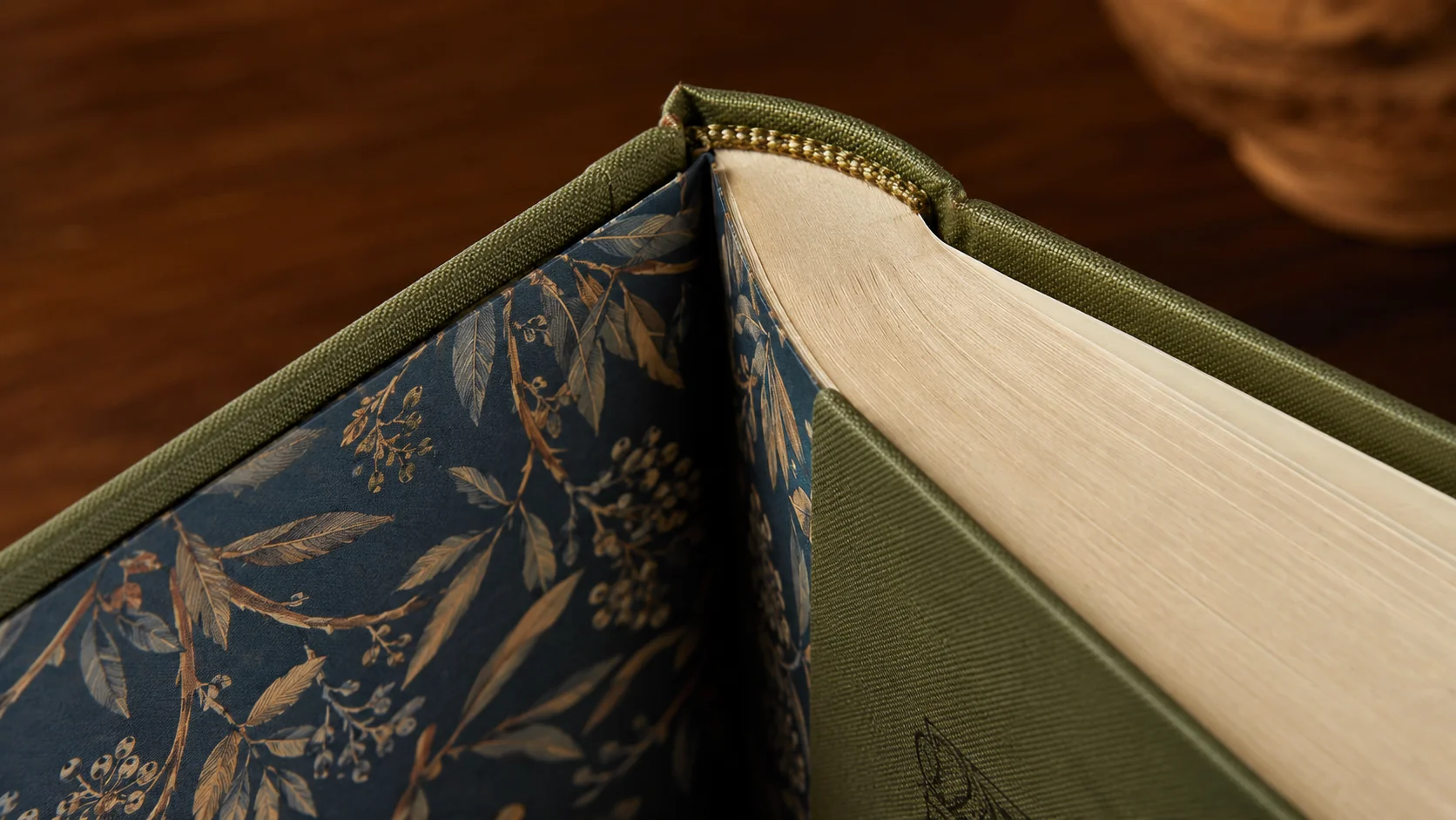 Открытая книга в твёрдом переплёте с цветным форзацем и капталом